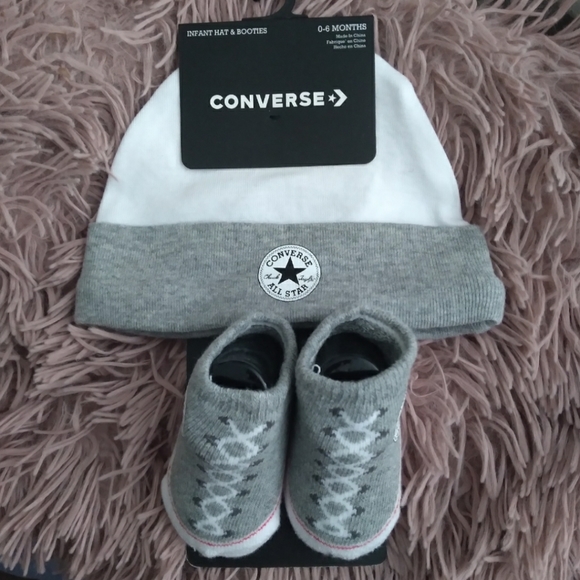 💥NWT CONVERSE BABY HAT/BOOTIE SET - Picture 1 of 3